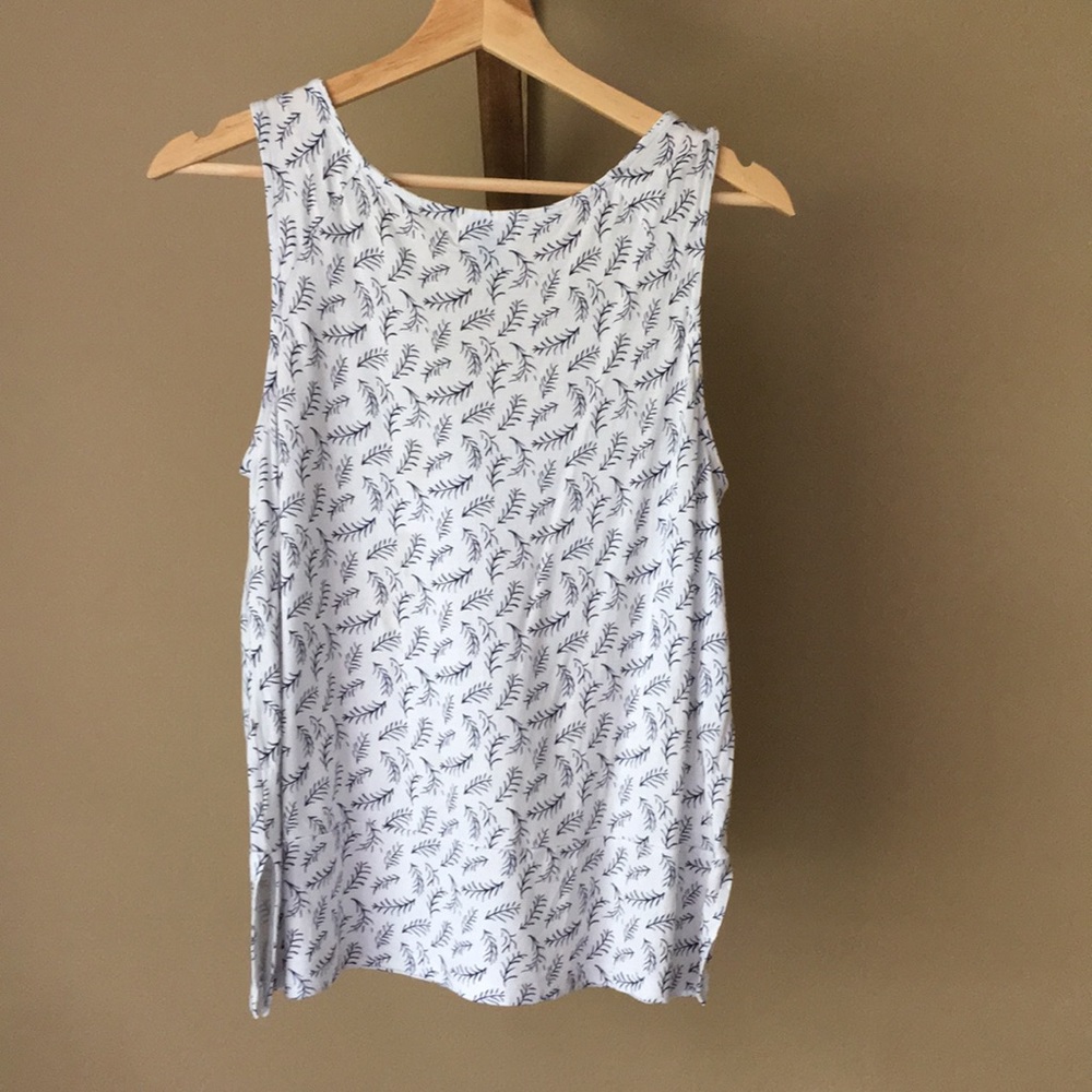 V Neck Printed Tank 🌿 - Picture 2 of 5
